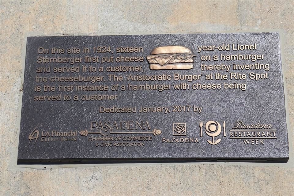 En el lugar donde se originó la hamburguesa con queso se colocó una placa en 2017.