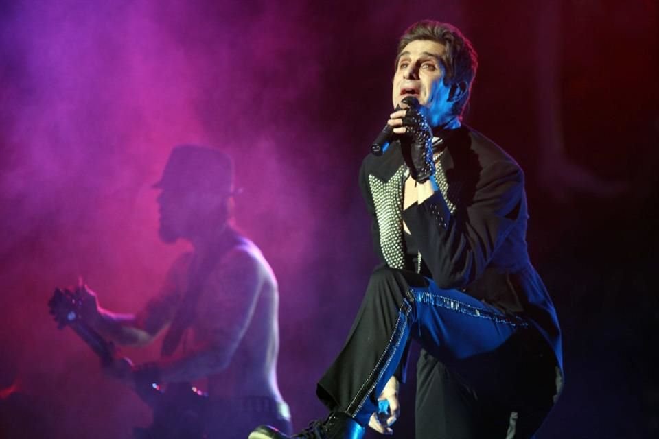 Jane's Addiction canceló el resto de su gira 'Love and Rockets', que originalmente iba a culminar en Los Ángeles el 16 de octubre.