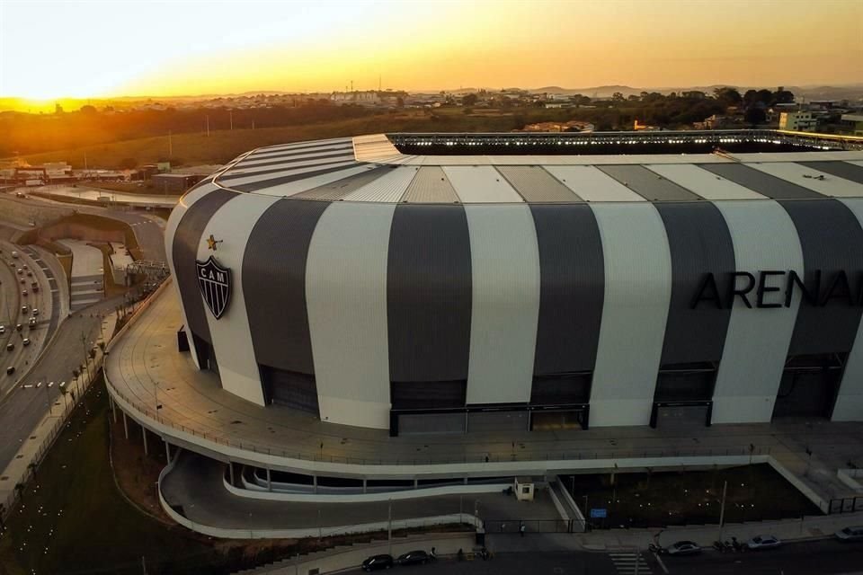 La arquitectura refleja el espíritu del Club Atlético Mineiro, inspirado en los colores de los uniformes del equipo y en las celebraciones de los hinchas con pancartas en blanco y negro.