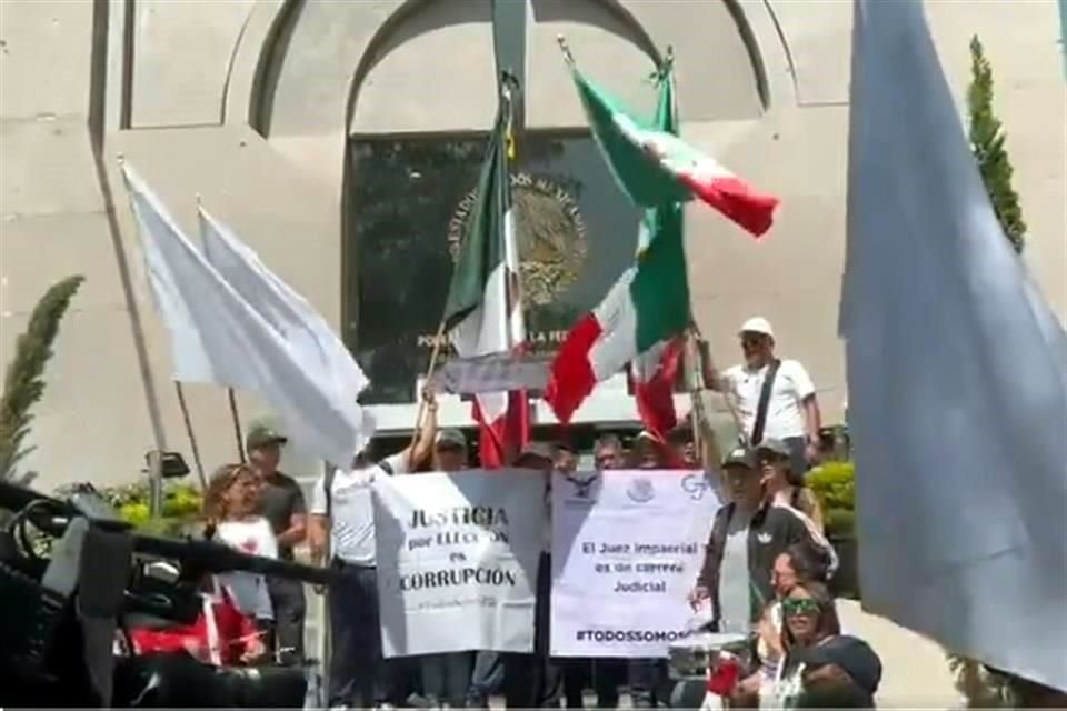 Trabajadores del Poder Judicial se manifestaron este miércoles frente al Consejo de la Judicatura Federal.