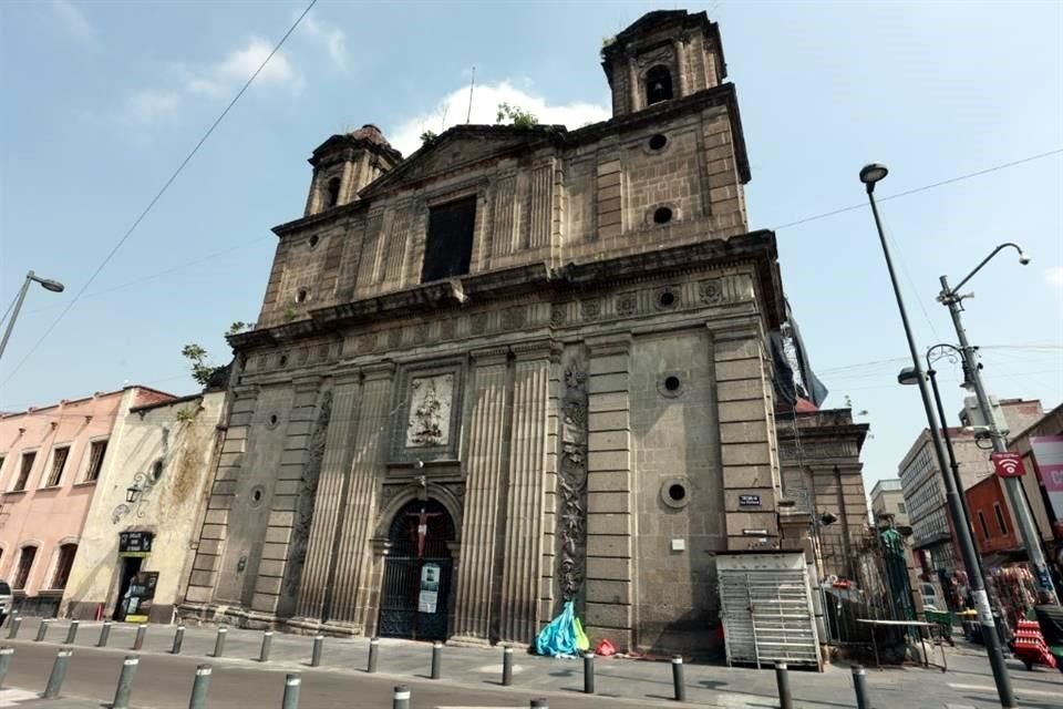 El Templo de Nuestra Señora de Loreto, ubicado en San Ildefonso 80 en el Centro, permanece cerrado al público.