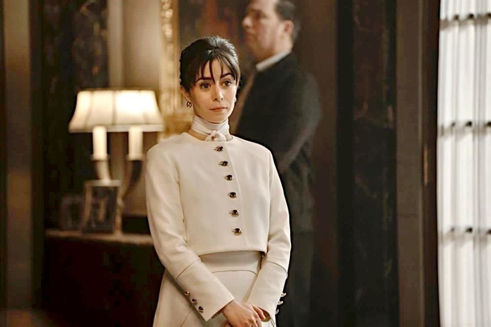 Su rival en la búsqueda por el poder será Sofia Falcone (Cristin Milioti), hija del capo Carmine Falcone, una psicópata asesina que no se detendrá ante nada.