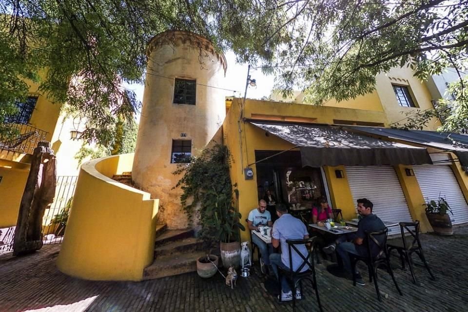 La Americana destaca por su mezcla de arquitectura 'art déco' y neoclásica; el neogótico Templo Expiatorio, bares, restaurantes, cafés y vida nocturna.