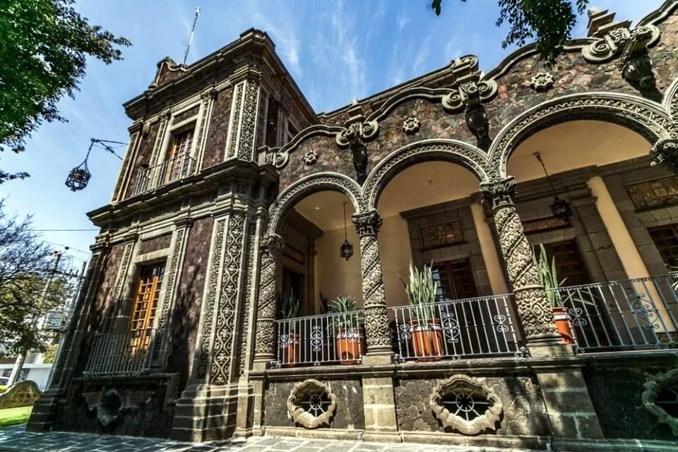 La Americana destaca por su mezcla de arquitectura 'art déco' y neoclásica; el neogótico Templo Expiatorio, bares, restaurantes, cafés y vida nocturna.