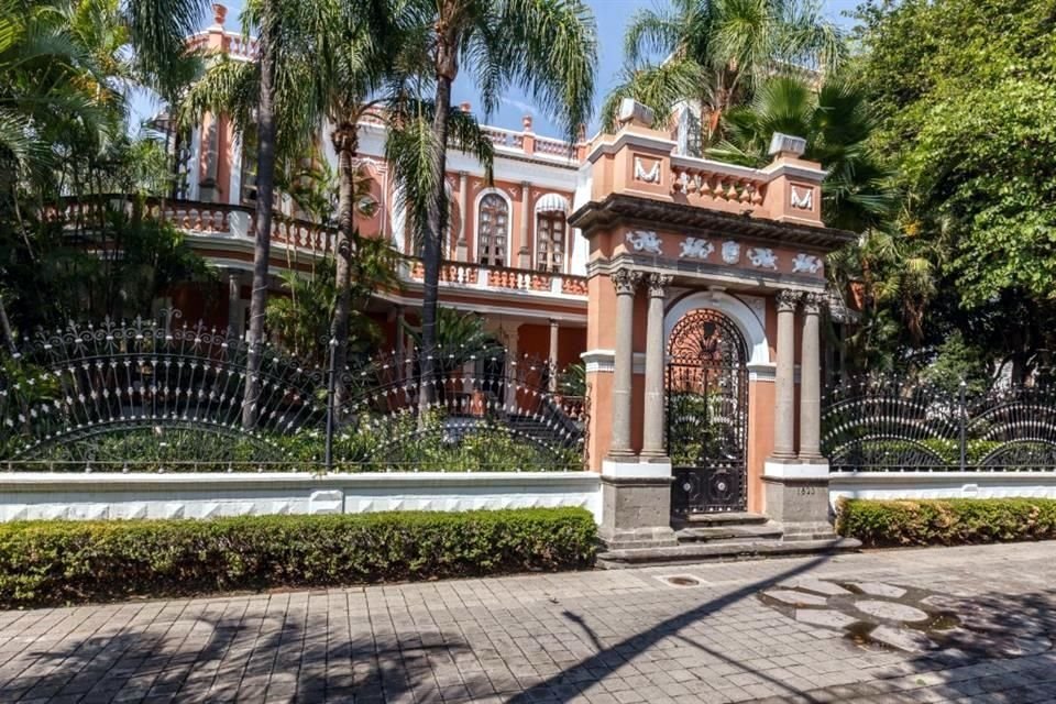 La Casa de los Abanicos, ubicada en la Calle Libertad 1823, empezó a construirse en 1903, y es uno de los ejemplos más claros de la arquitectura de la época.