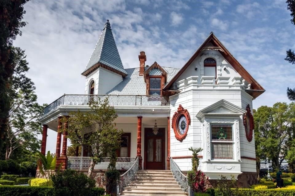 La Casa Clover Lawn, que significa jardín de tréboles, situada en Avenida La Paz 2000, es de la autoría del alemán Ernesto Fuchs, uno de los iniciadores de la Colonia Americana.