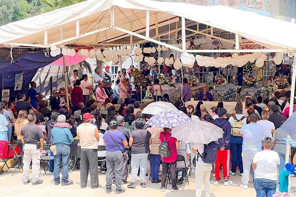 A la misa acudieron vecinos, amigos y compañeros de los menores fallecidos.