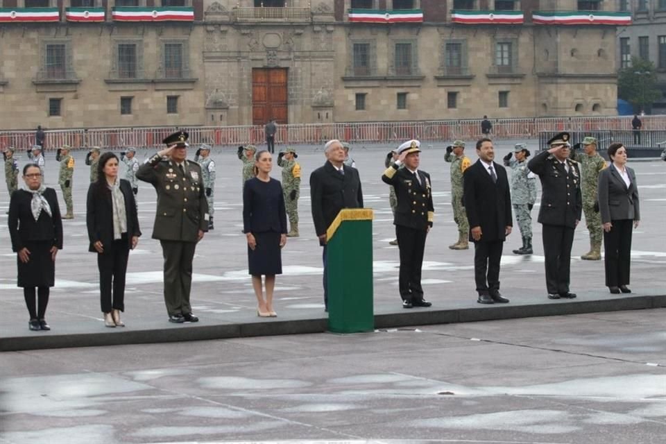 Claudia Sheinbaum y Andrés Manuel López Obrador en el izamiento a media asta en memoria de las víctimas de los sismos de 1985 y 2017.