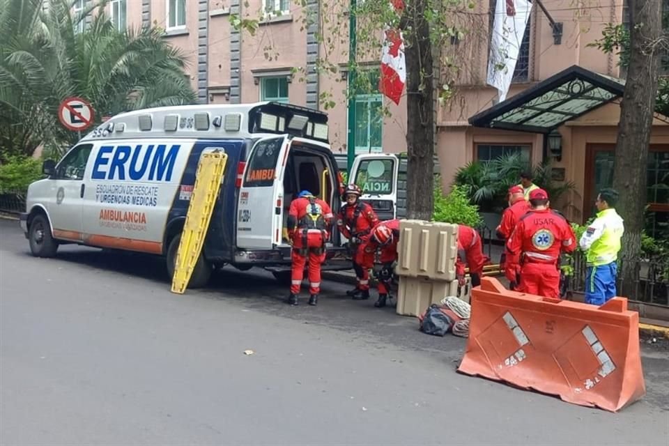 Paramédicos y Rescatistas del ERUM preparando su equipo para el simulacro en el edificio sede de la Policía en la colonia Juárez.