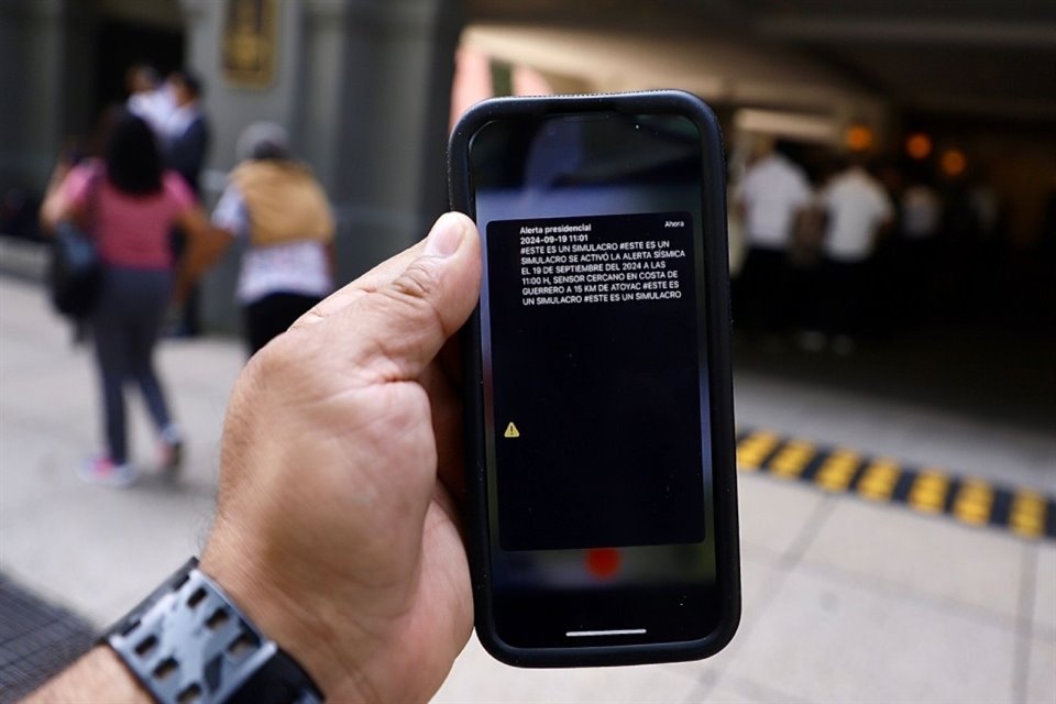 Algunos celulares en la Ciudad de México y zonas aledañas recibieron un mensaje de texto que decía: 'Alerta presidencial: ESTE ES UN SIMULACRO'.