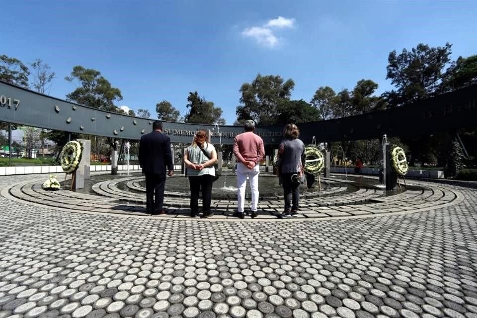 Familiares de víctimas del Colegio Rébsamen por el sismo de 2017 realizaron una guardia de honor en la Alcaldía Coyoacán.