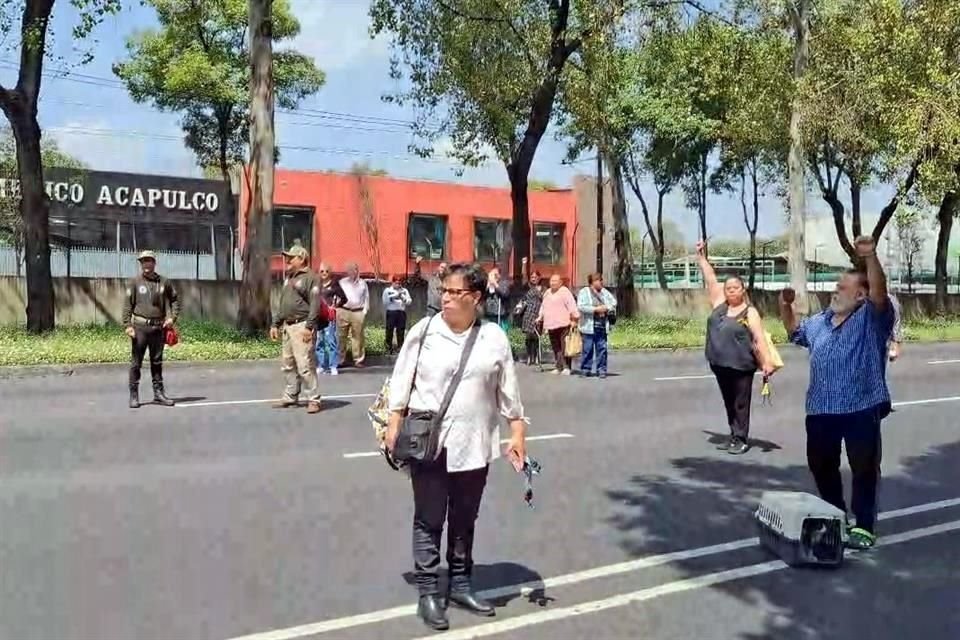 Vecinos alzaron el puño durante el simulacro.