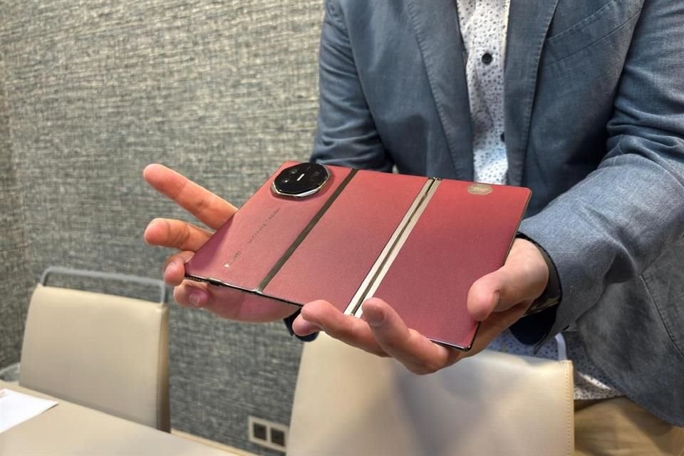 Huawei nos dejó ver a detalle el Huawei Mate X, el teléfono flexible con tres pantallas que se convierte en una tableta.