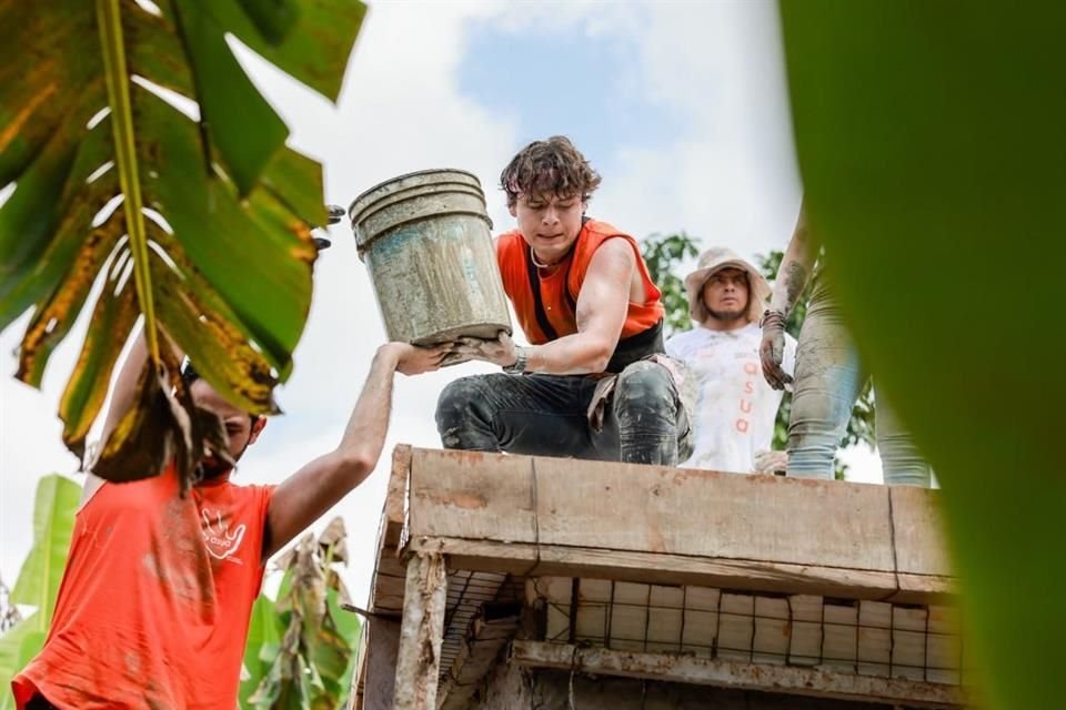 Cerca de 100 estudiantes de la Anáhuac Puebla participaron en la construcción de casas para familias en estado vulnerable.