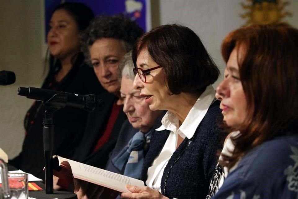 La voz de mujeres poetas protagonizó la primera mesa del encuentro.