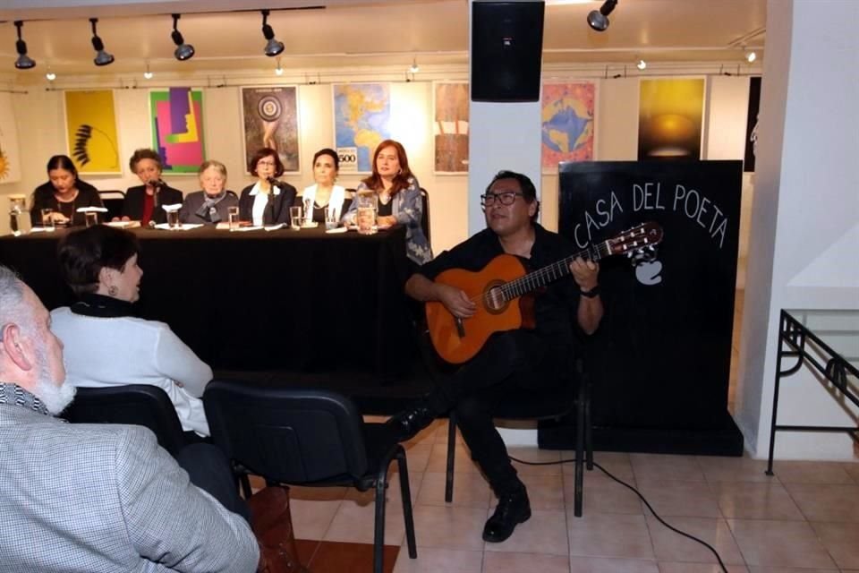 Entre una mesa y otra, el cantautor Feliciano Carrasco se presentó con su guitarra e interpretó canciones tradicionales como Naila y El feo, tanto en español como en zapoteco.