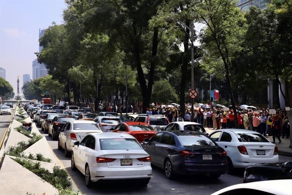 En Paseo de la Reforma, cientos de personas salieron de edificios de oficinas para participar en el ejercicio.