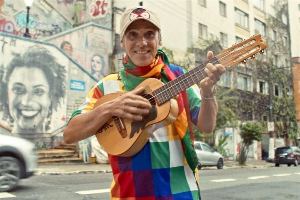 Manu Chao estrenó 'Viva Tú', su primer álbum de estudio en 17 años que busca dar un nuevo tono a sus ritmos latinos.