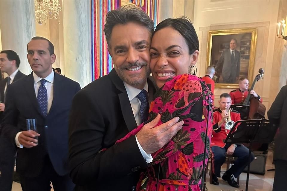 Eugenio Derbez aprovechó su participación para hablar de la serie que acaba de realizar '...Y Llegaron de Noche'.