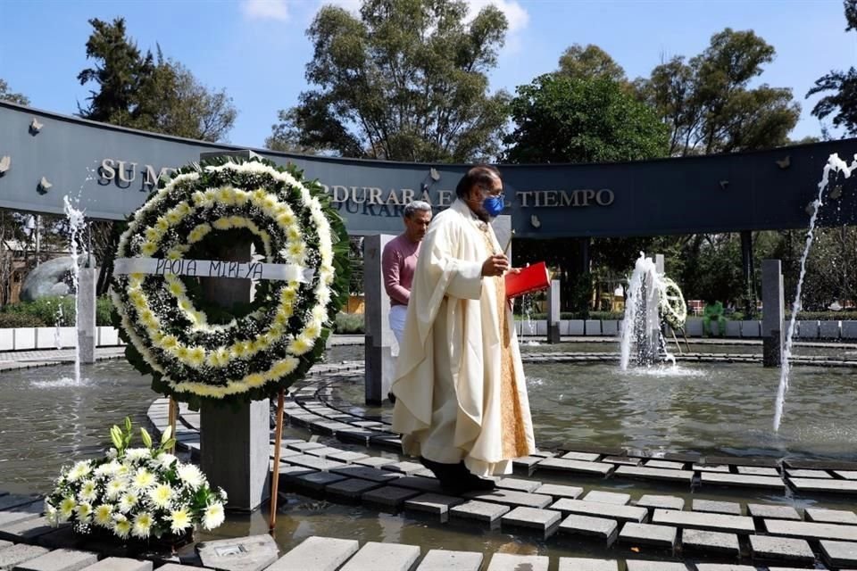 Para recordar a los menores fallecidos, en el memorial fueron colocados arreglos florales y se montó una guardia de honor.