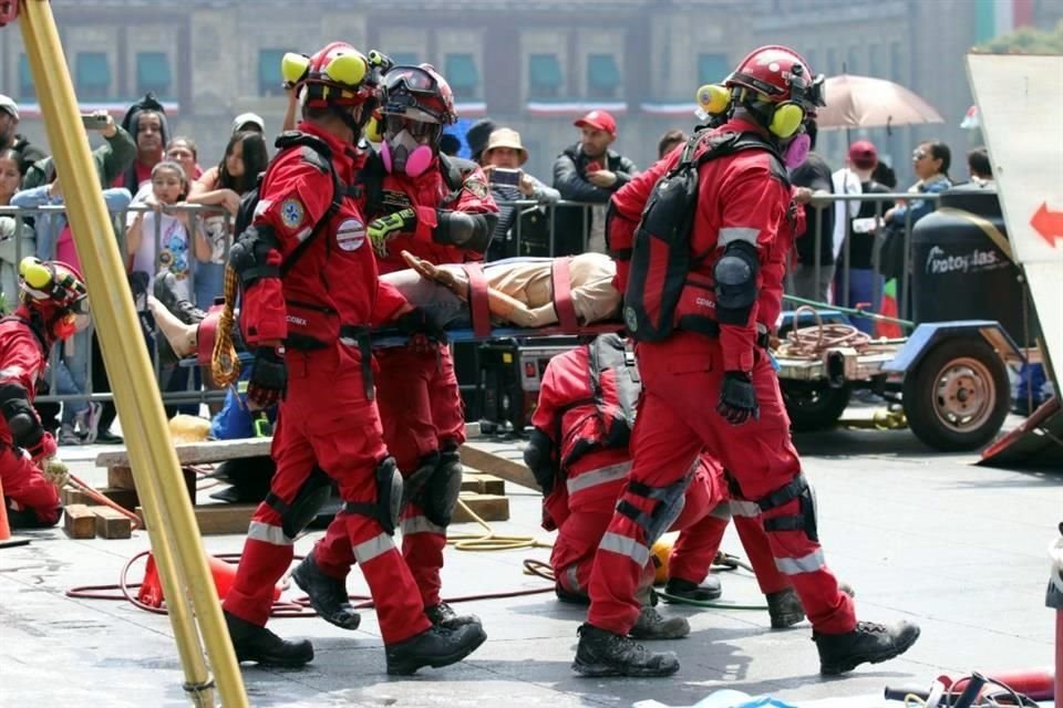 En el Zócalo, Marina, Ejército, Bomberos de CDMX y la SSC activaron un protocolo de seguridad para simular la caída de un vehículo de un tercer nivel, así como el rescate de una persona.