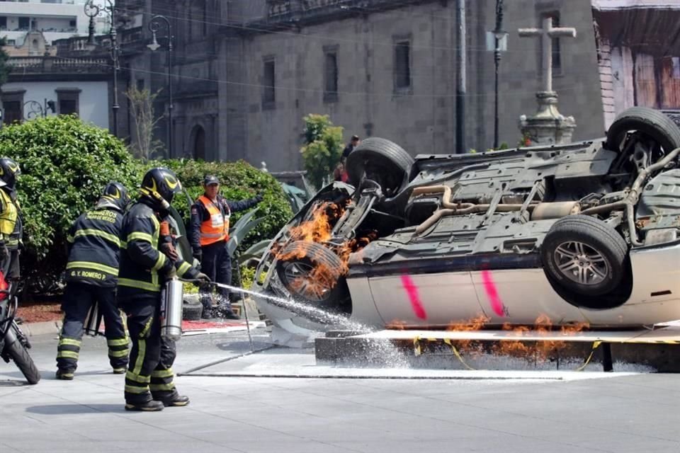 Como parte del ejercicio, elementos de emergencias controlaron el incendio de un automóvil y apoyaron en el traslado de una persona lesionada.