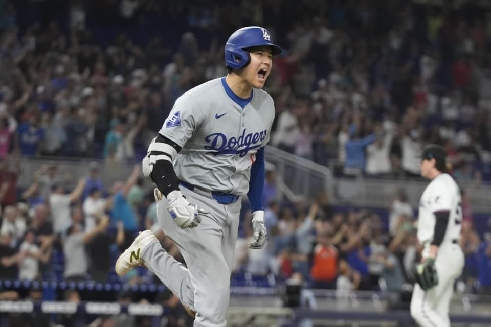 Shohei Ohtani se convierte en el primer jugador de la historia en alcanzar los 50 jonrones y 50 robos en una campaña de las Grandes Ligas.