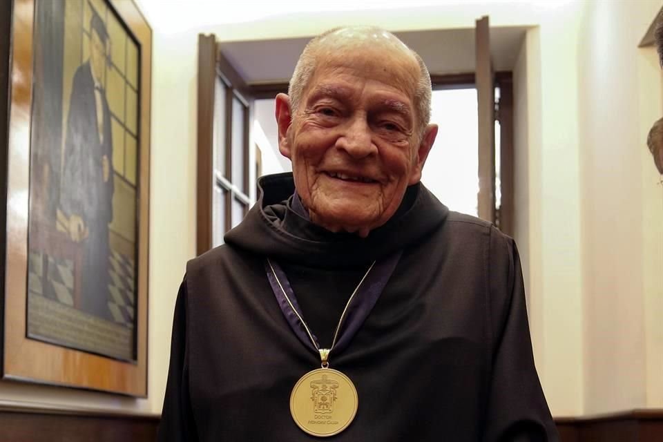 El arquitecto Fray Gabriel Chávez de la Mora recibió el Doctorado Honoris Causa de la UdeG en 2022.