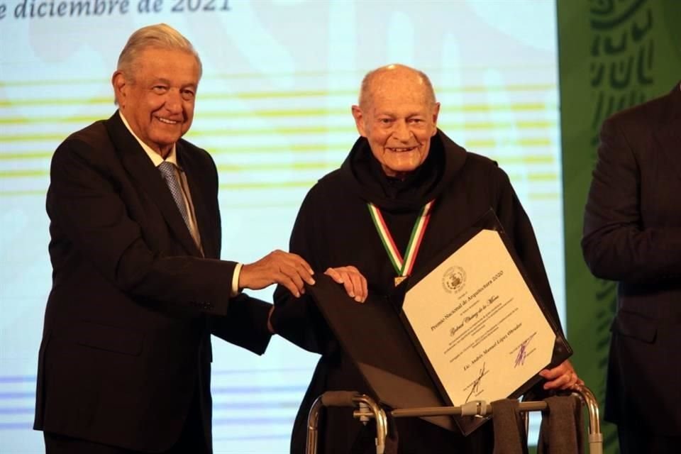 El Presidente Andrés Manuel López Obrador entregó el Premio Nacional de Arquitectura en 2020 a Chávez de la Mora.