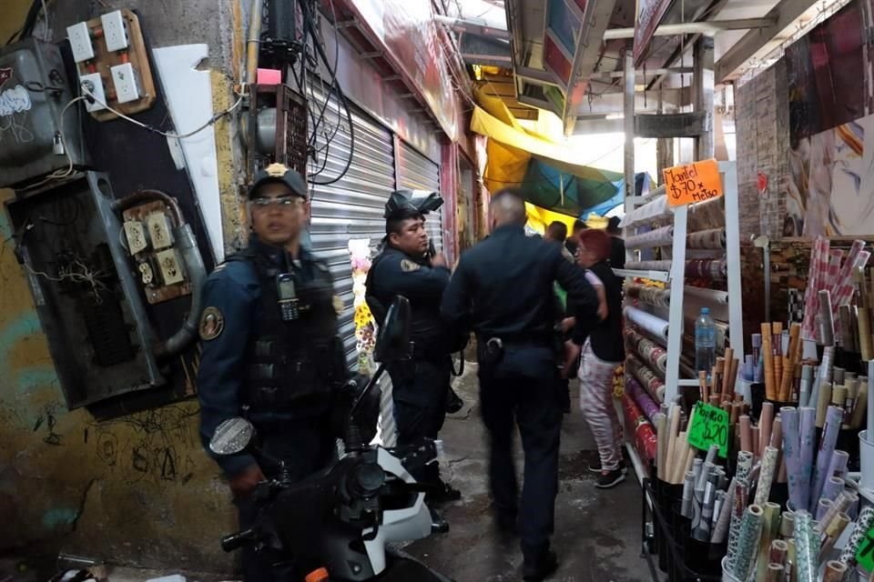 Al interior de un local de venta de material para construcción, una mujer murió tras la caída de láminas de PVC.