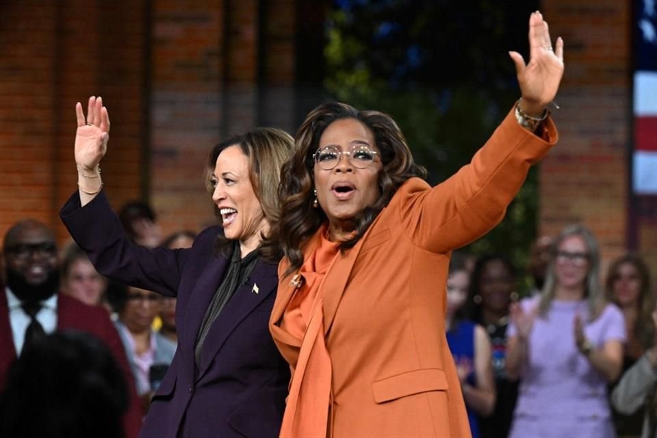 La Vicepresidenta Kamala Harris durante un evento con Oprah Winfrey.