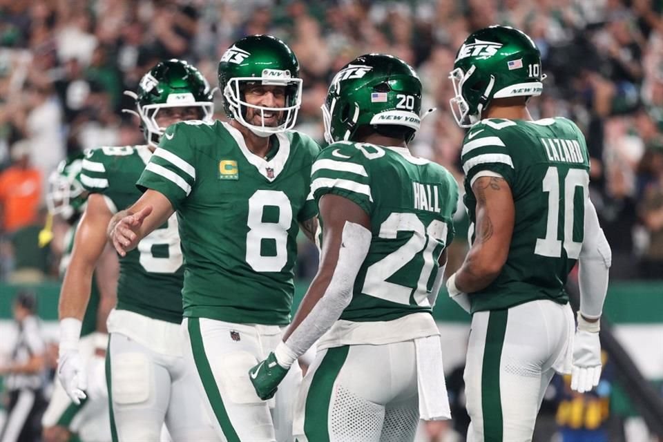 Los Jets vencieron en casa 24-3 a los Patriots con una destacada actuación de Aaron Rodgers, quien lanzó dos pases de anotación.