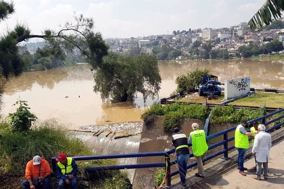 Un tapón de basura complica el desfogue de agua y mantiene en riesgo a 130 viviendas.