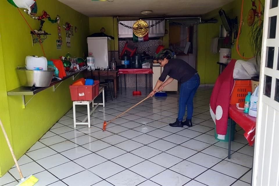 El derrame del agua de la presa Los Cuartos, en Naucalpan, provocó inundaciones en la Colonia Nueva San Rafael.