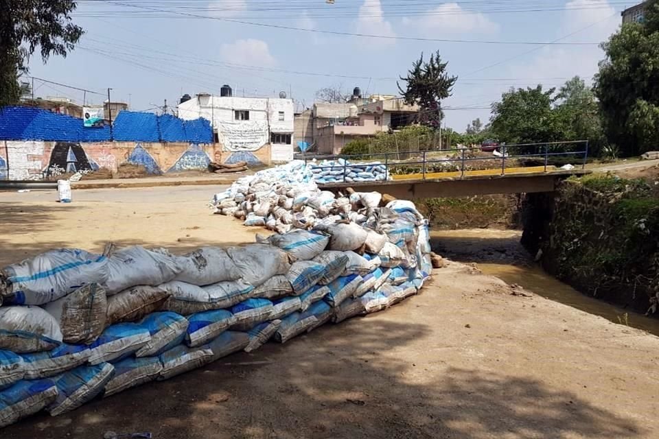 El derrame del agua de la presa Los Cuartos, en Naucalpan, provocó inundaciones en la Colonia Nueva San Rafael.