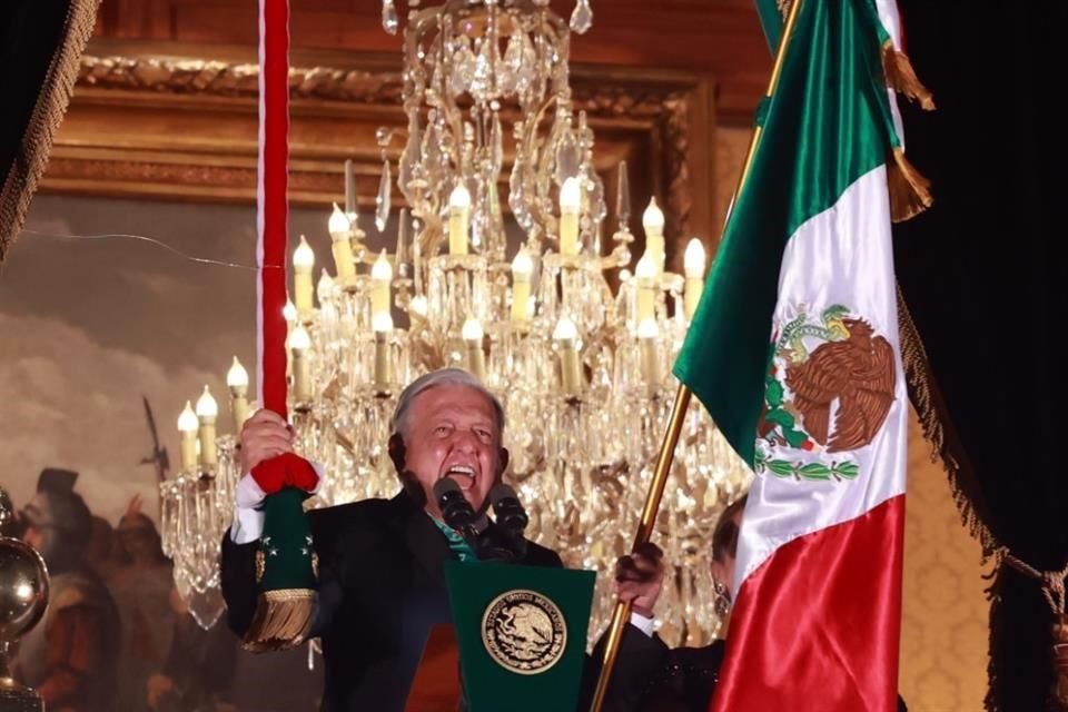 El Presidente Andrés Manuel López Obrador encabezó el Grito de Independencia, ante un Zócalo repleto de simpatizantes a su causa.