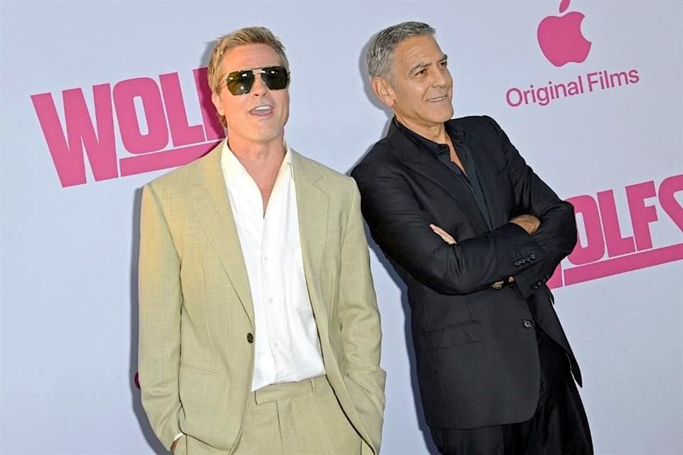 Brad Pitt (izquierda y George Clooney (derecha) presentaron en el Teatro Chino de Hollywood la película Lobos.