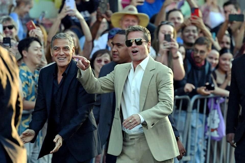 Pitt y Clooney fueron arropados por cientos de fans que los esperaban afuera del recinto.