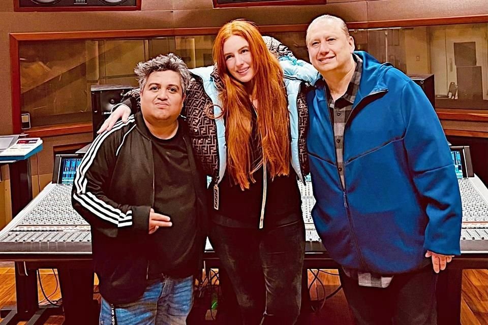 El cantante Jair Alcalá (izq.) trabajó con la productora Victoria Kühne y el ingeniero Abelardo Rivera en su disco.