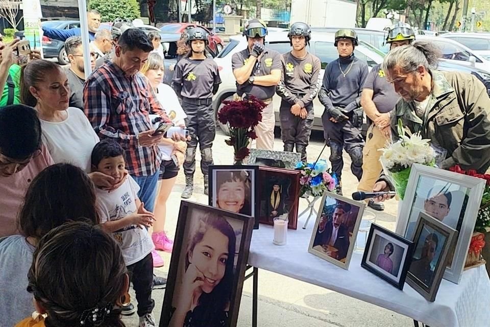 Para recordar a víctimas del colapso, familiares y rescatistas se reunieron en el predio en el que se ubicaba el edificio.