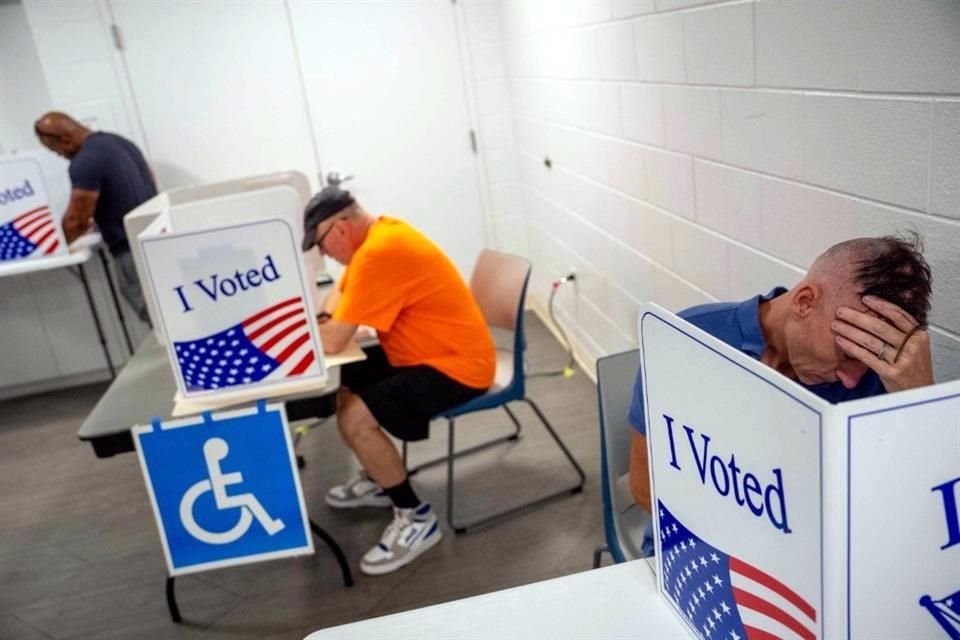 Miles de estadounidenses salieron a votar en el inicio de la votación presencial para las elecciones presidenciales de EU.