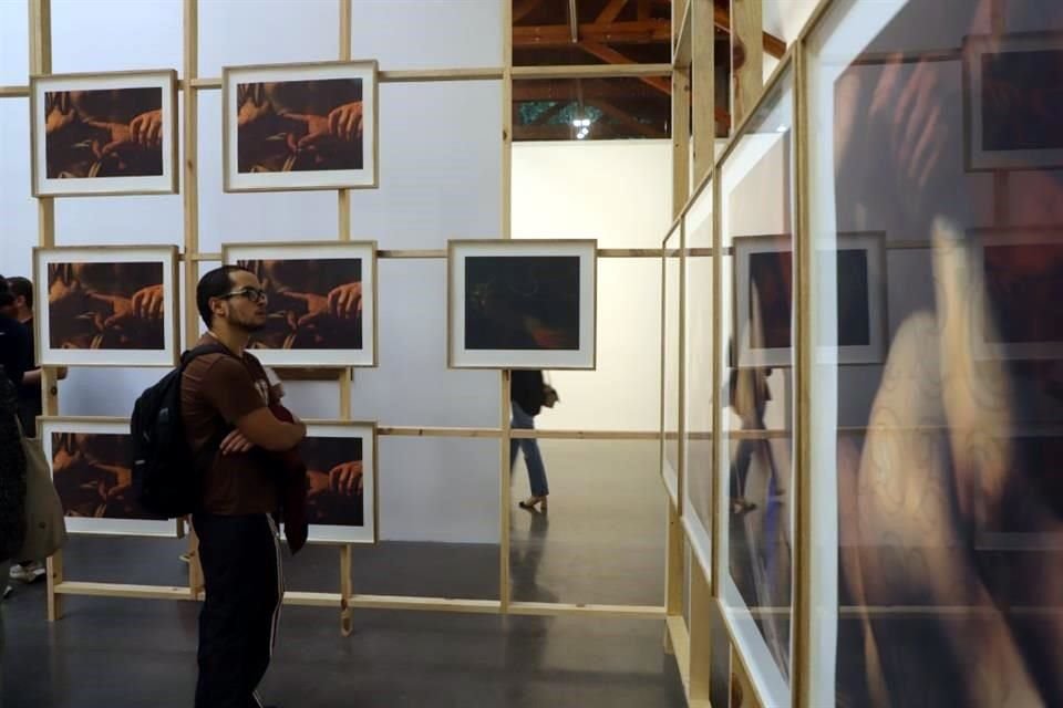 Al centro de la galería Kurimanzutto una estructura de madera exhibe 47 litografías con intervenciones de Danh Vo a pinturas de grandes maestros renacentistas y del barroco.