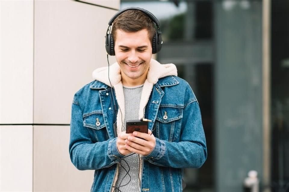 Revisar el perfil de otras personas es la actividad más frecuente al revisar plataformas digitales.