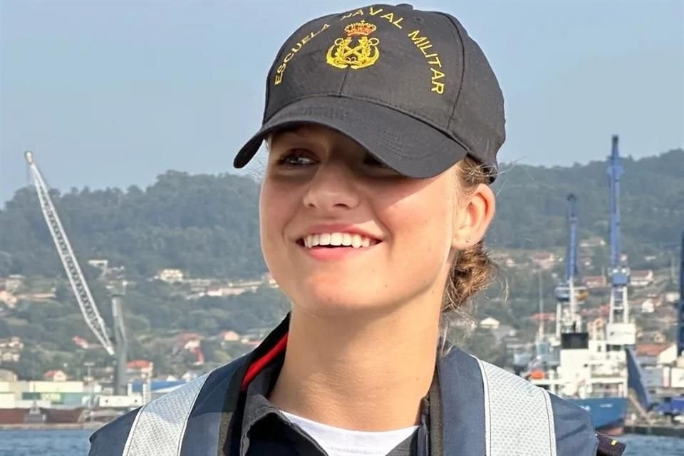 La Princesa Leonor realizó su primera salida al mar como guardamarina como parte de su formación en la Escuela Naval Militar de Marín.