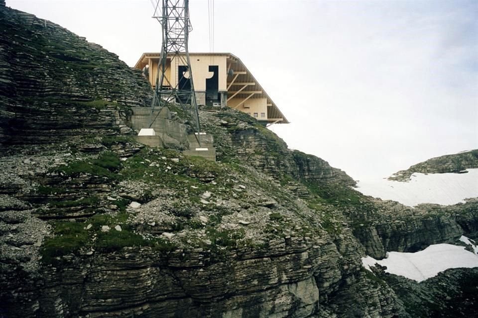 El trabajo en madera es notable en la edificación.