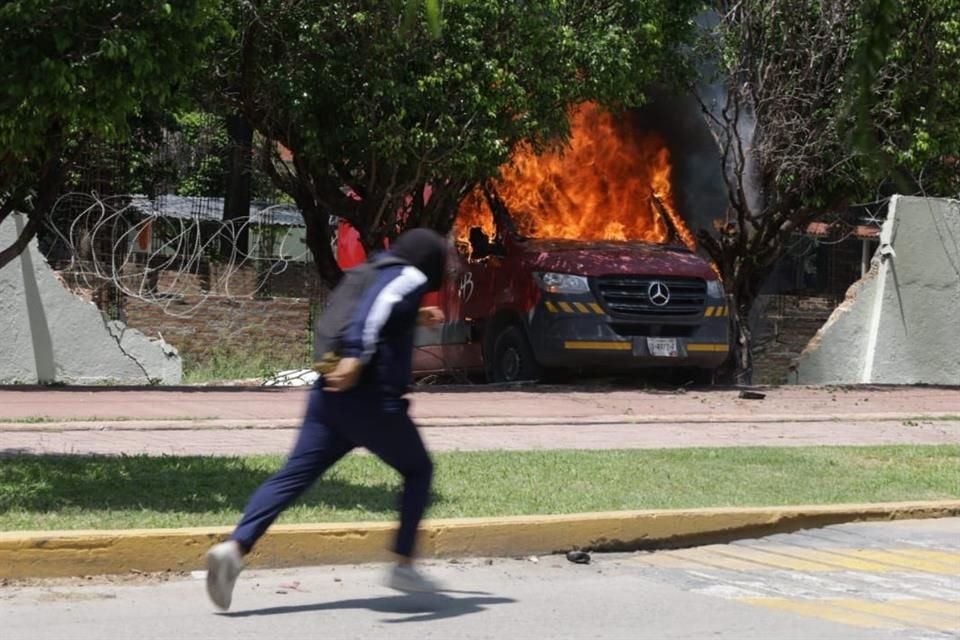 Los normalistas acusaron a AMLO de haberlos engañado y de proteger al Ejército.