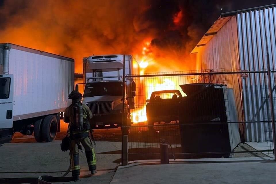 Los camiones al parecer fueron quemados con bombas molotov.