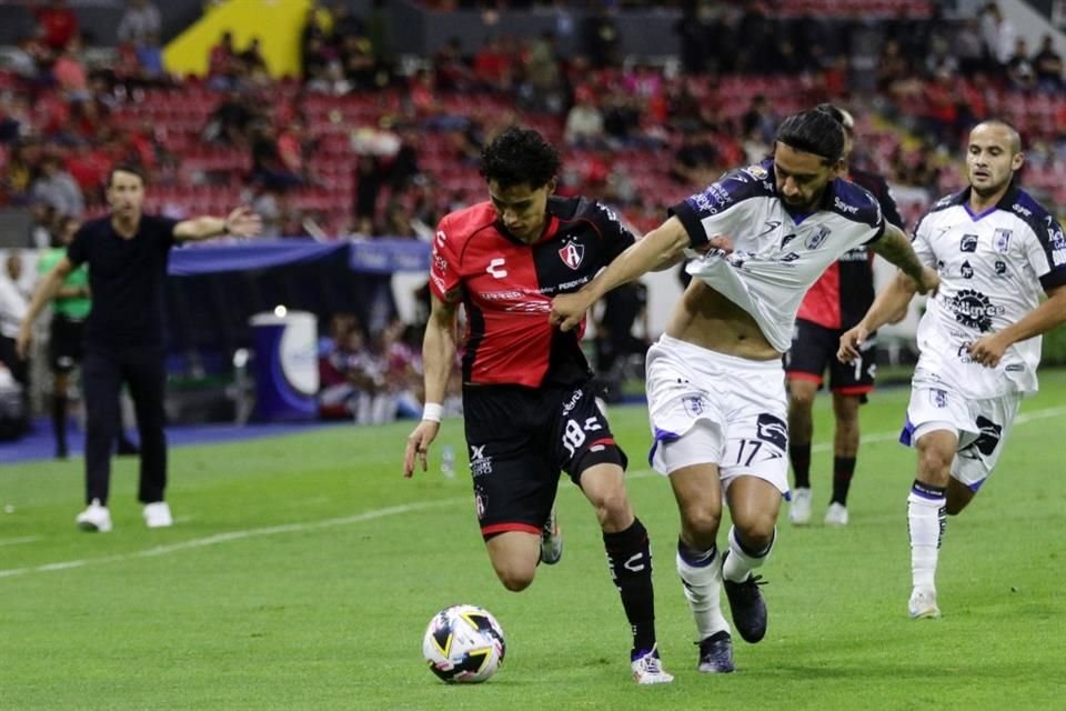 Juego de la jornada 9 del Apertura 2024 entre los Rojinegros del Atlas y lo Gallos de Querétaro.