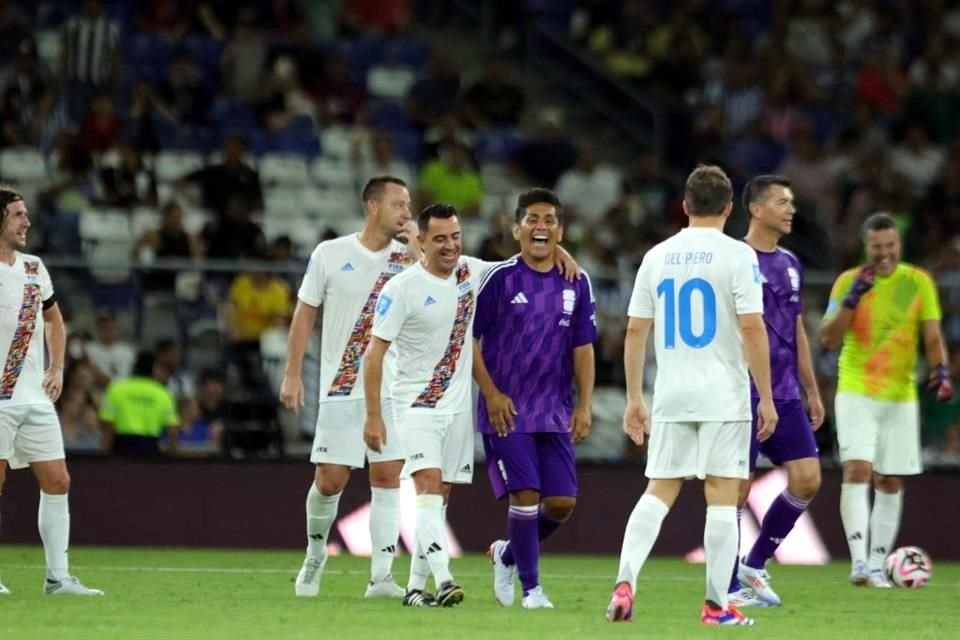 Jorge Campos (centro de color morado)) en el último minuto anotó el 3-3 que envió el partido a serie de penaltis.