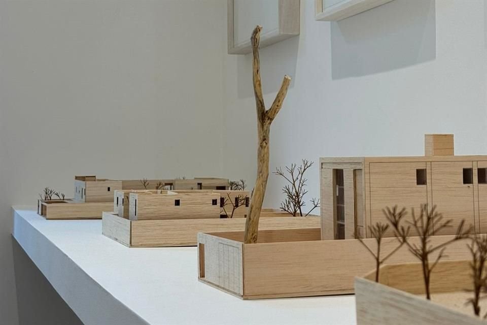 Piezas de la exposición 'Diez Casas. De la Compacidad a la Fragmentación', de Sergio Ortiz en la galería Artlecta.